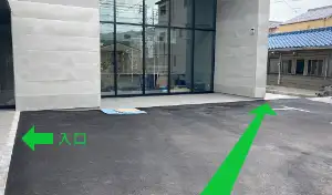 駐輪場場所を矢印で示した画像